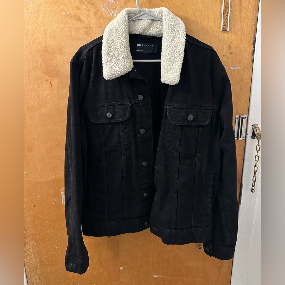 Asos Design Denim jacket with detachable fleece collar on black. Size M